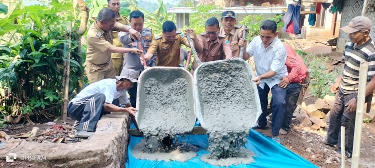 Pemdes Bakauheni Komitmen Pembangunan, Kali Ini Pengecoran Jalan Beton  di Dusun 16 Semampir CuplikCom-Pemdes-Bakauheni-Komitmen-Pembangunan-Infrastruktur,-Kali-Ini-Pengecoran-Beton-Jalan-di-Dusun-16-Semampir -07102024125322-IMG20241007085555.jpg